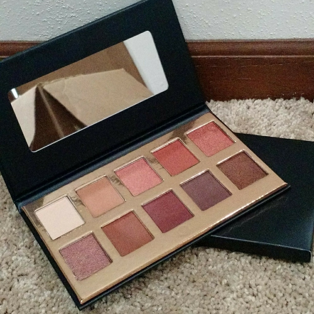 *SOLD* BNIB crown fuego pallette